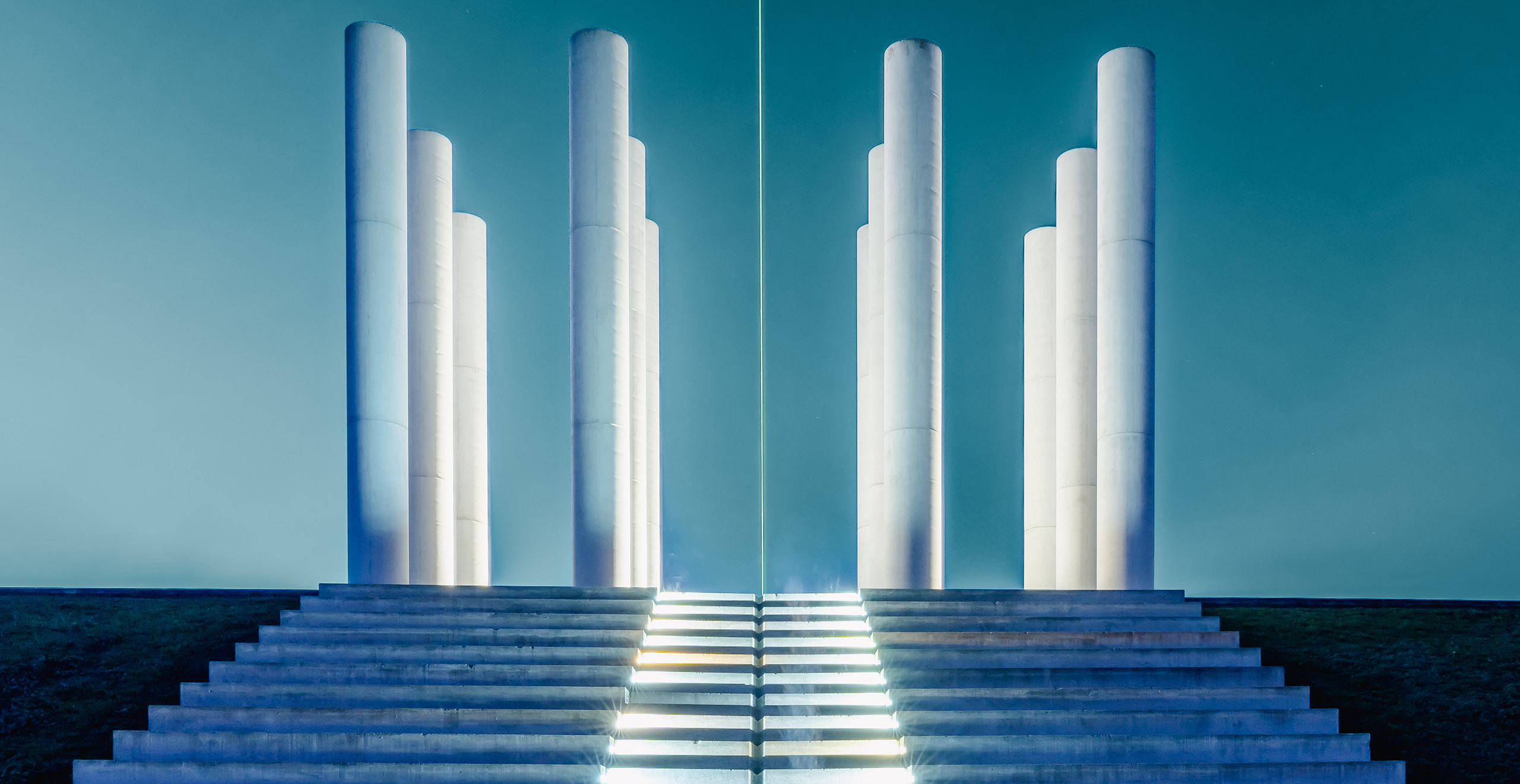 Abstract architectural columns at Axe Majeur in Cergy, France, symbolizing structure and strategic pathways for nonprofits to raise unrestricted funds.